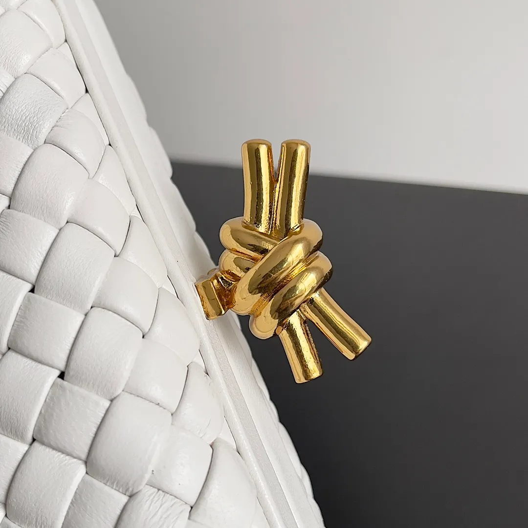 Batch 1860 BV Knot | The classic return of the evening bag. Original leather ➕ Stainless steel hardware ➕ 24k real gold plating ➕ Fully handmade. Those who know the history of our brand should have heard that the knot is a story of Bottega Veneta, and it is also one of the more important design elements. Matthieu Blazy's work this season sublimates Knot's classics, with a new knot design and a woven shoulder strap, plus Fouland Intreccio's weaving technology, adding some fashion to the retro and nostalgic feel of the past. Style number: 717622 Size: 20.5*6*12.5